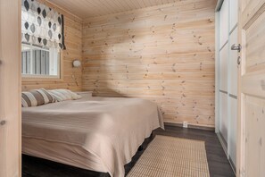 Hytte – standard, 3 soverom | Skrivebord, skrivebord for bærbar PC og strykejern/-brett