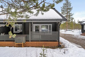 Front of property - Skicamp 3 - Modern 3BR Villa in Pyhä (Pelkosenniemi)