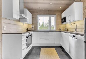 Full-sized fridge, microwave, oven, stovetop - Skicamp 3 - Modern 3BR Villa in Pyhä (Pelkosenniemi)