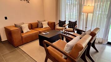 House, 5 Bedrooms, Patio | Living area