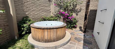 Maison, 5 chambres, patio | Bain à remous extérieur