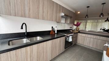 House, 5 Bedrooms, Patio | Private kitchen