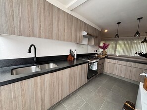 House, 5 Bedrooms, Patio | Dapur peribadi