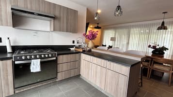 Casa, 5 habitaciones, patio | Cocina privada