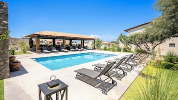 2 outdoor pools
