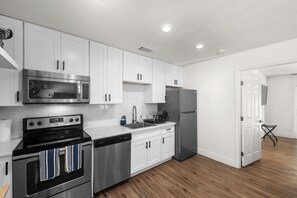 Private kitchen - Desert Rose Retreat in the Heart of Downtown Phoenix (Phoenix)