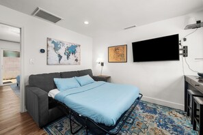 1 bedroom, iron/ironing board, WiFi, bed sheets - Desert Rose Retreat in the Heart of Downtown Phoenix (Phoenix)