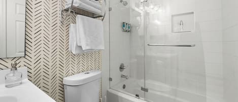ヘアドライヤー、タオル、石鹸、トイレットペーパー