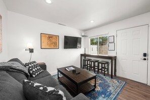 Living area - Desert Rose Retreat in the Heart of Downtown Phoenix (Phoenix)