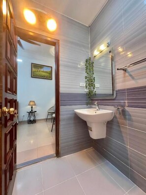 Perusstudio, parveke, kaupunkinäköala | Kylpyhuone