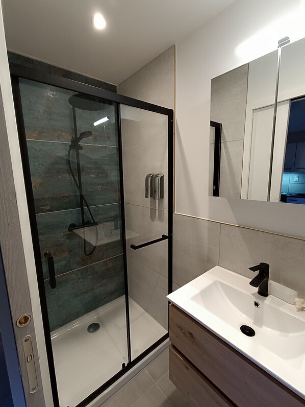 Shower, hair dryer, towels, soap - Charming studio in the heart of the mountains (Burzet)