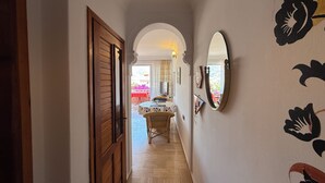 A hallway with a wooden door, a mirror, and a wall with floral patterns. - Duplex House on the Castle Road with a Sea view (Alanya)