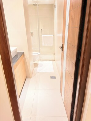 Dusche, Haartrockner, Hausschuhe, Handtücher