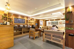 Un ristorante con arredi in legno, un menu scritto su lavagna e un'atmosfera accogliente.