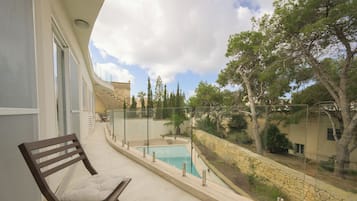 Departamento, balcón, vista al jardín | Terraza o patio