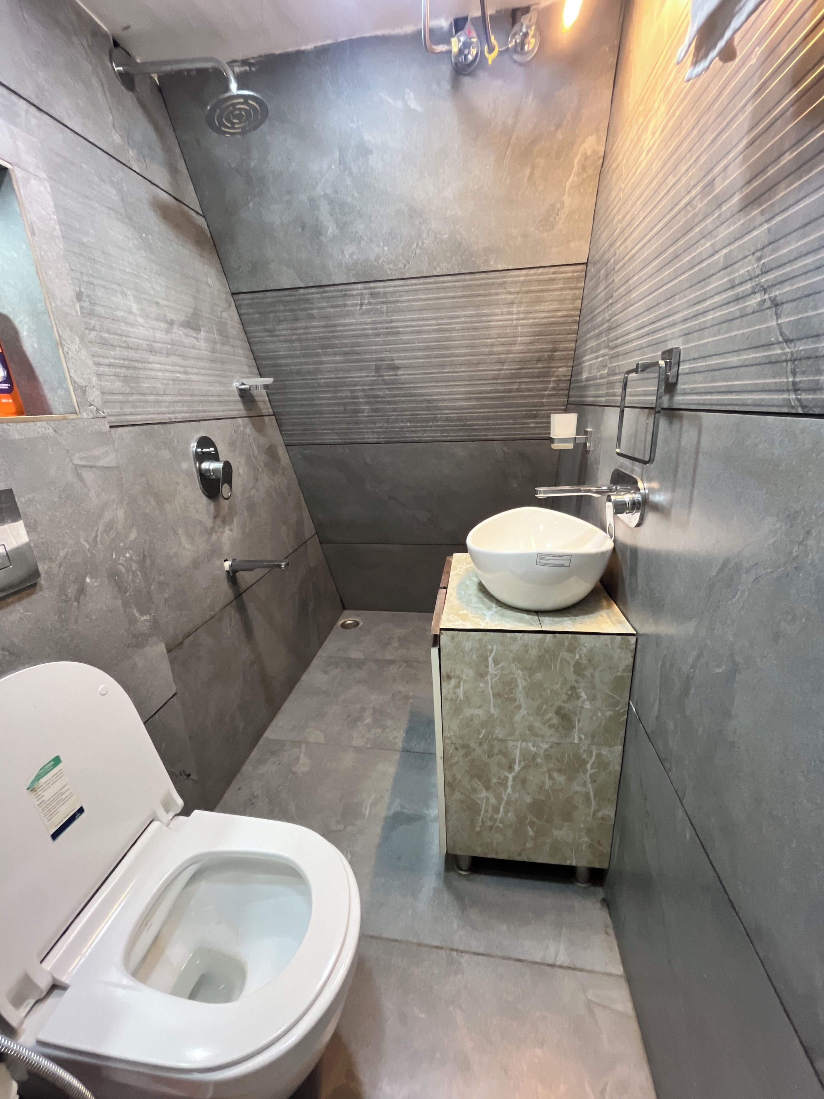 Een badkamer met toilet, wastafel en douche.