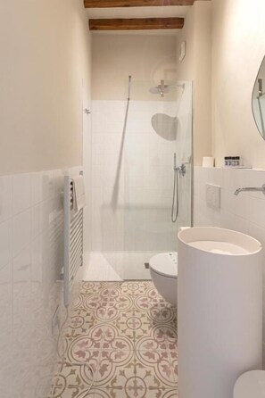 A bathroom with a shower, toilet, and sink. - GLAM PARMA (Parma)