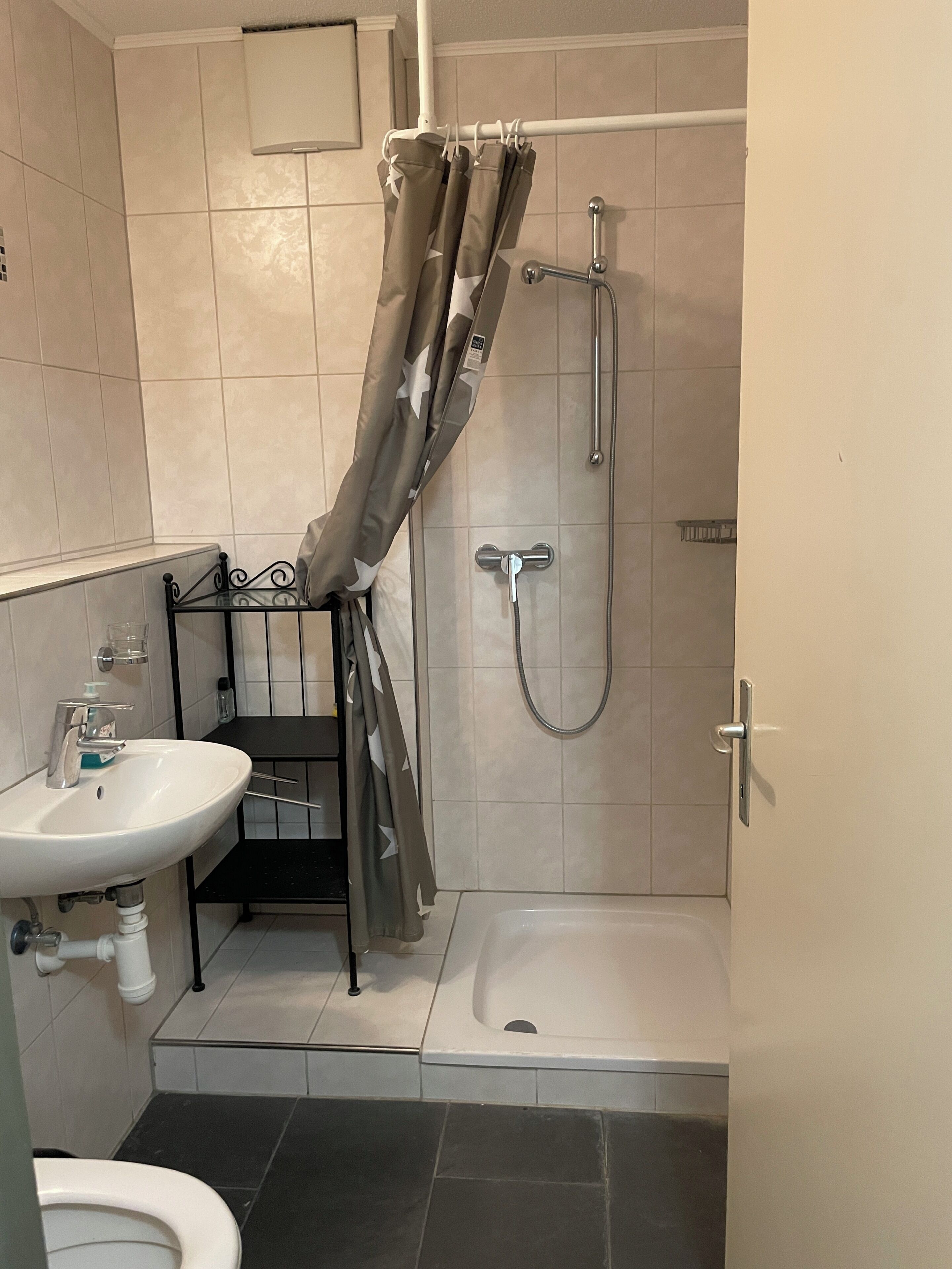 Douche, sèche-cheveux, serviettes fournies, savon