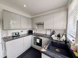 Fridge, microwave, oven, stovetop - Modern 4-Bedroom Flat in RM9  Ideal for Groups (London)