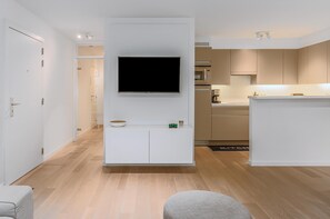 Microwave, cookware/dishes/utensils - 2 bedroom accommodation in Nieuwpoort (Nieuwpoort)