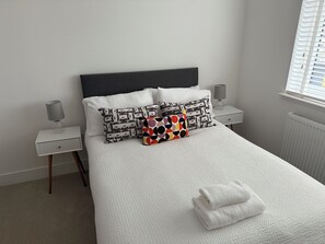 3 habitaciones, tabla de planchar con plancha, wifi y ropa de cama 