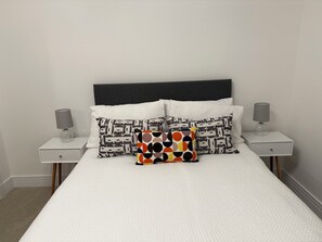 3 habitaciones, tabla de planchar con plancha, wifi y ropa de cama 