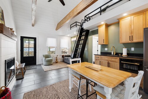 Hot Tub Cabin w/ Screened Porch & Loft Bed