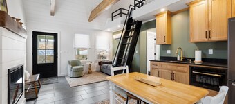 Hot Tub Cabin w/ Screened Porch & Loft Bed