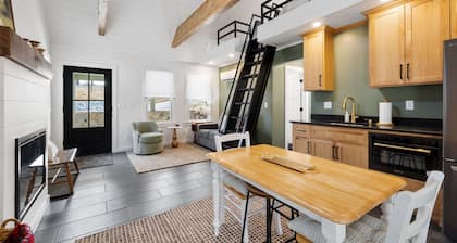 Hot Tub Cabin w/ Screened Porch & Loft Bed