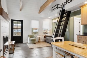 Fireplace - Hot Tub Cabin w/ Screened Porch & Loft Bed (Simpson)