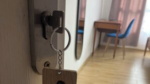 A wooden keychain with a hotel name and room number. - Radama Hotel & Studios (Antananarivo)