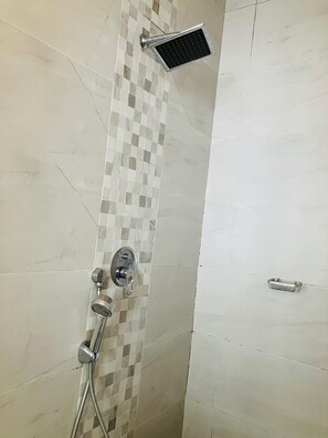 Ducha, jabón, shampoo, papel higiénico