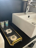 Estudio City, vistas a la ciudad | Baño | Ducha, jabón, champú y papel higiénico
