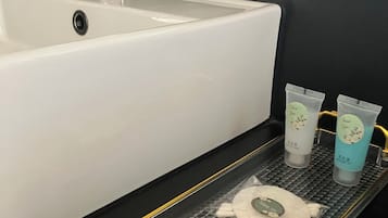 Deluxe Double Room, City View | Bathroom