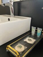 Ducha, jabón, shampoo, papel higiénico