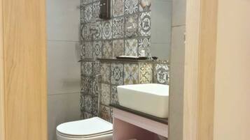 Superior Suite, City View | Bathroom