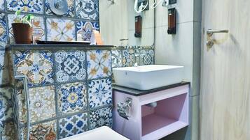 Superior Double Room, City View | Bathroom | Shower, towels, soap, shampoo