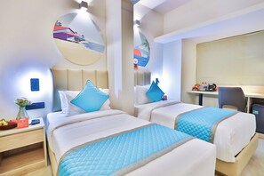 Habitación superior con 2 camas individuales, vistas a la ciudad | Espacio para trabajar con un portátil y wifi gratis