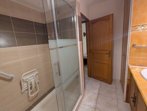 Shower - Sol-y-Days 3-bedroom house, close to the town center and beaches (Le Grau-du-Roi)