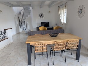 Dining - Sol-y-Days 3-bedroom house, close to the town center and beaches (Le Grau-du-Roi)