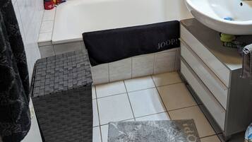 Haartrockner, Handtücher, Seife, Toilettenpapier