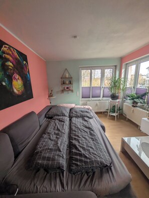 Iron/ironing board, WiFi, bed sheets - 1 room apartment near Berlin including garage/bicycle. Single use. (Mühlenbecker Land)