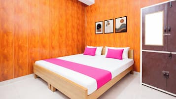 Hypo-allergenic bedding, desk, soundproofing, free WiFi