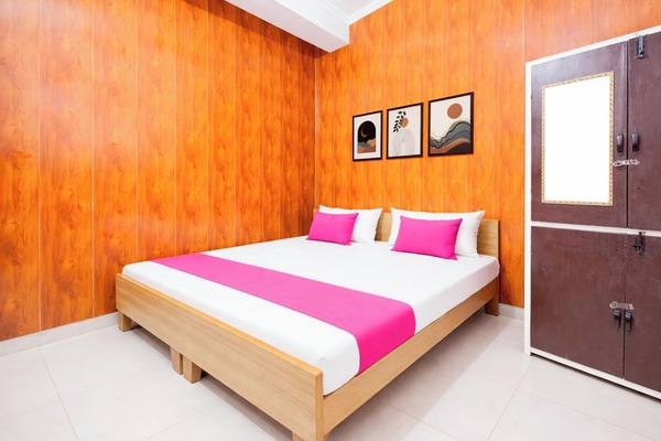 Hypo-allergenic bedding, desk, soundproofing, free WiFi