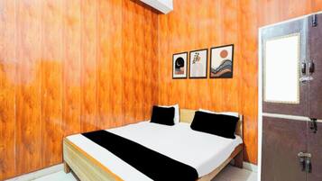 Hypo-allergenic bedding, desk, soundproofing, free WiFi