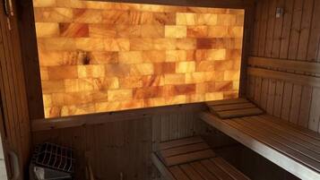 Un sauna avec des bancs en bois et un mur en bois.