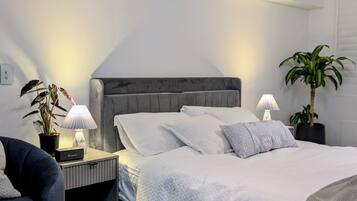 Tabla de planchar con plancha, wifi y ropa de cama