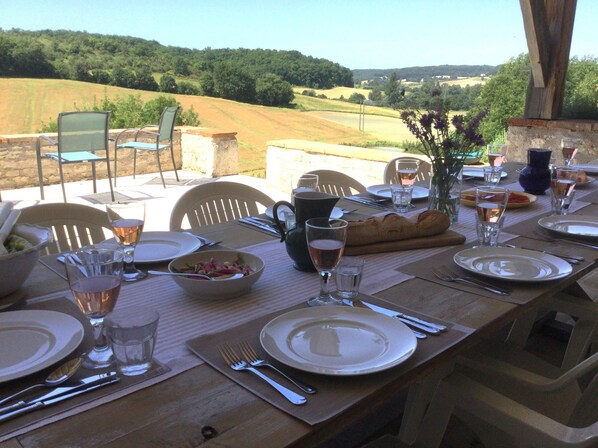 屋外ダイニングエリア