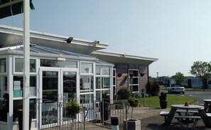 ハウス 2 ベッドルーム バルコニー | 屋外ダイニングエリア