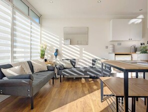 Living room - Chalet Retreat With Outdoor Pools Close (Chichester)